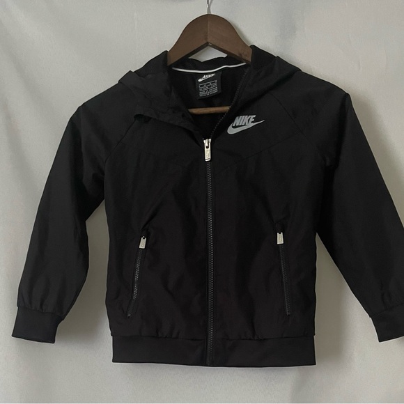 Boy’s Nike 6m black windbreaker with hood. Two zipper pockets. - Picture 1 of 4